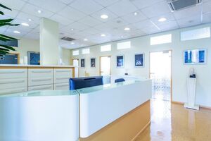 Empfangstresen einer Arztpraxis.