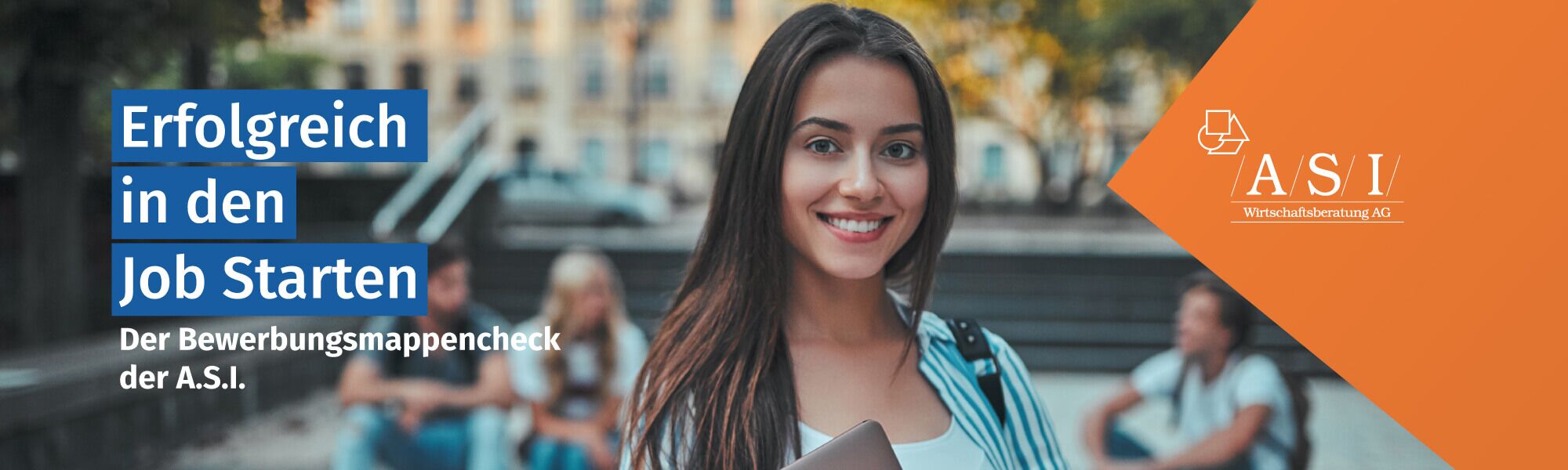 A.S.I.-Header zum Bewerbungsmappencheck. Auf dem Bild ist eine lächelnde, junge Frau, die mit einem Laptop unter dem Arm in die Kamera schaut. Im Hintergrund sitzen drei weitere junge Personen auf einer Treppe und unterhalten sich.