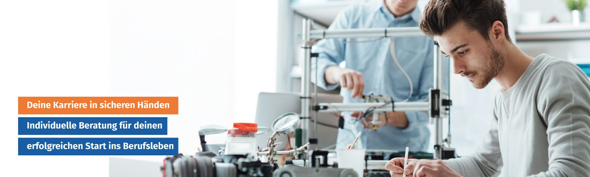 Mann an seinem Arbeitsplatz (Schreibtisch mit diversen technischen Bauten). Daneben Text: "Deine Karriere in sicheren Händen, Individuelle Beratung für deinen erfolgreichen Start ins Berufsleben"